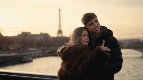 Romantic Couple Embracing With Eiffel Tower View In Paris France At Sunset .. Foto stock