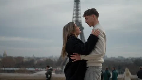 Romantic Couple Embracing With Eiffel Tower View In Paris France Love And Stock-Fotos