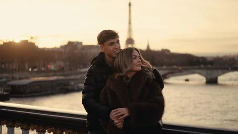 Romantic Couple Embracing With Eiffel Tower View In Paris France At Sunset Lo Fotos Stock