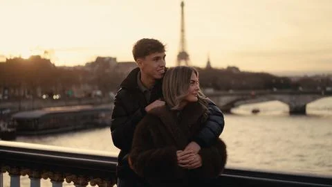 Romantic Couple Embracing With Eiffel Tower View In Paris France At Sunset Fotos Stock
