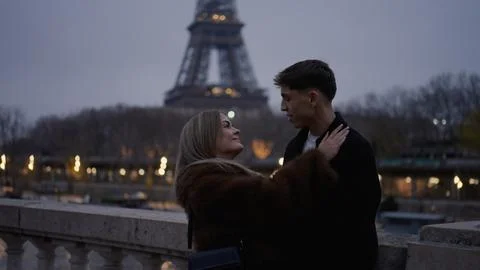 Romantic Couple Embracing With Eiffel Tower View In Paris France At Dusk Love Foto stock