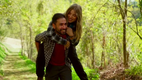 Romantic couple having fun in the forest on sunny day Vídeos de archivo 333388143