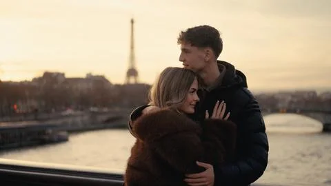 Romantic Couple Hugging With Eiffel Tower View In Paris France At Sunset Love Foto stock