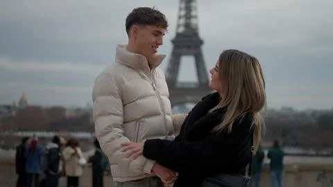 Romantic Couple In Paris With Eiffel Tower Background Young Man And Woman In Foto stock