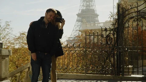 Romantic couple posing for cell phone selfie near Eiffel Tower / Paris, Ile de Stock Footage 100787696