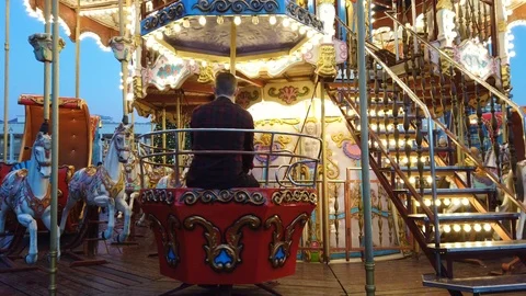 Romantic couple riding on carousel Vídeo Stock 121977552