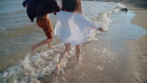 Romantic Couple Running on Beach at Sunset 库存影片 316354554