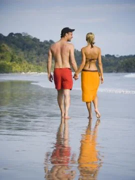 Romantic couple strolling on the beach Fotos Stock