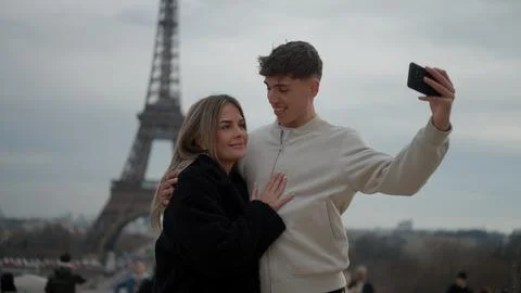 Romantic Couple Taking Selfie With Eiffel Tower In Paris France Love And Trav Fotos Stock