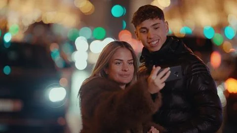 Romantic Couple Taking Selfie With Mobile Phone In Paris France At Night With Stock-Fotos