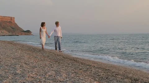 Romantic Couple Walking On Beach Stock-Footage 22424324