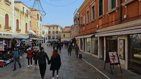Romantic couple walking in Venice, first person POV 库存影片 280886823