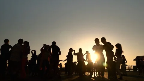 Romantic couples silhouette dancing against sky at sunset - super slow motion Vidéo 126241995