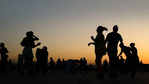 Romantic couples silhouette dancing against sky at sunset - slow motion Vidéo 147627952