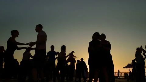 Romantic couples silhouette dancing against sky at sunset - slow motion Vidéo 158160170