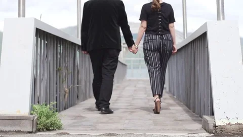 Romantic couples walk on the bridge Vídeos de archivo 79995678
