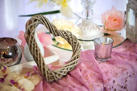 Romantic Decorative Table Setup With Soft Pink Tones 库存照片