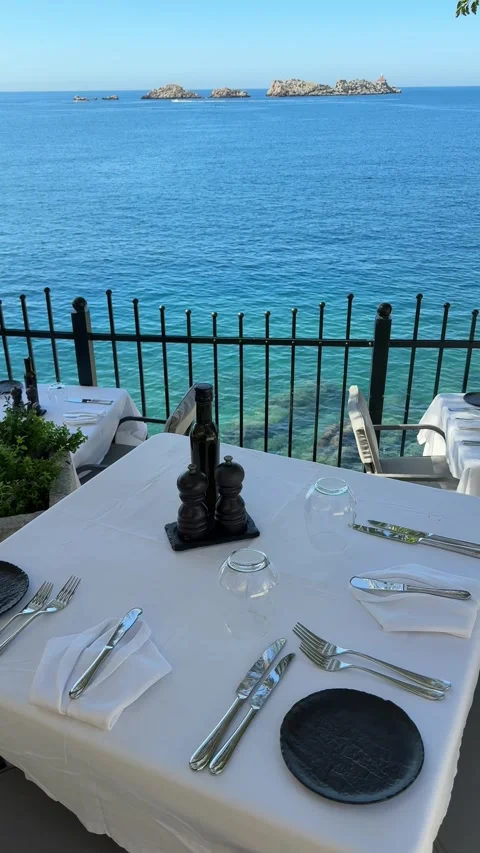 Romantic dining table by the sea with ocean view and gentle breeze 스톡 동영상 319583273