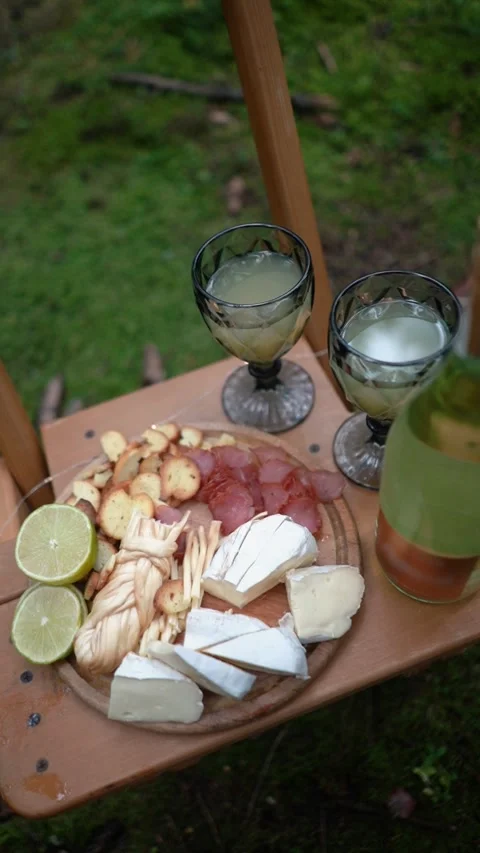A romantic dinner outdoors, in the forest, or in the mountains Vidéo 331160495