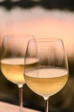 A romantic dinner in summer on a beach at sunset with two glasses of white wi Foto stock