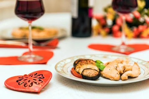 Romantic dinner for two with wine, heart, flowers Foto stock