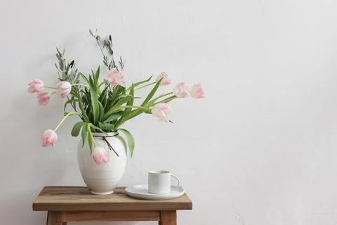 Romantic Easter, spring still life scene. Cup of coffee and floral bouquet in Fotos de archivo