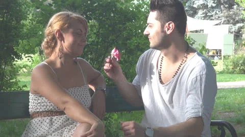 ,A romantic encounter in a park Vídeos de archivo 23775314