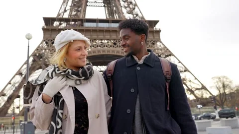 Romantic interracial couple walking together in paris near the eiffel tower Vídeos de archivo 327446832