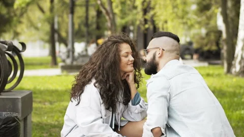 Romantic kiss on a date 库存影片 93832832