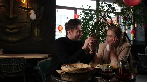 Romantic lunch at a Thai cafe Vidéo 170558920