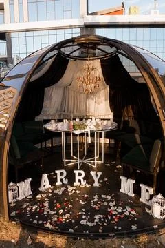Romantic marriage proposal setup inside a luxury transparent dome with whit.. Fotos Stock