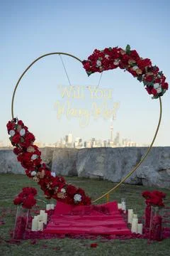 Romantic Marriage Proposal Setup with Red Roses and Toronto Skyline Stockfoto's