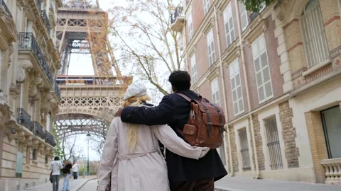 Romantic multiracial couple walking towards the eiffel tower Vídeo Stock 327446815