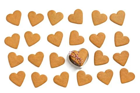 Romantic pattern with ginger cookies in the shape of hearts Stock Photos
