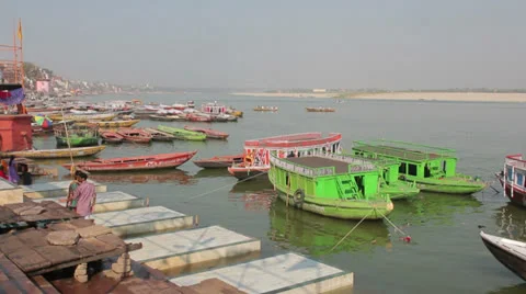 Romantic rendezvous on the quay Video stock 24817102