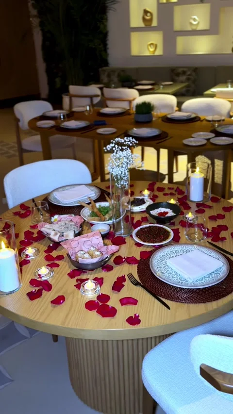 Romantic Restaurant Table With Rose Petals And Candles 库存影片 348724070
