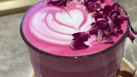 Romantic Slow Rotating Shot Of Heart-shaped Latte Art on Pink Rose Latte 스톡 동영상 332662492