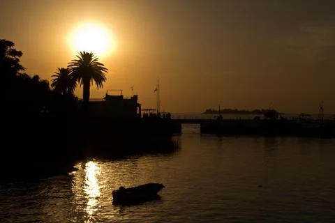 Romantic sunset at the beach. Direct view to the horizont with water and cl.. Stock Photos