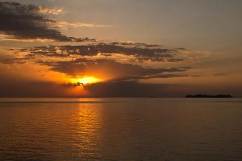 Romantic sunset at the beach. Direct view to the horizont with water and cl.. Foto stock