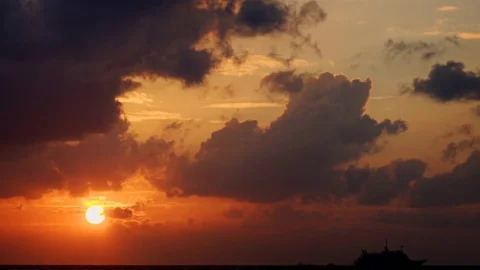 Romantic Sunset with Colorful Clouds, in Timelapse Vidéo 76232898