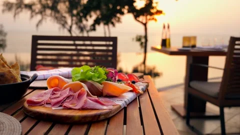 Romantic sunset dinner on the shore of a tropical island. Poolside luxury 库存影片 203842450