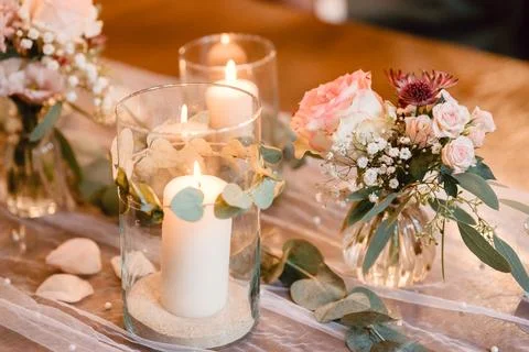 Romantic Table Setting with Candles and Flowers Fotos Stock