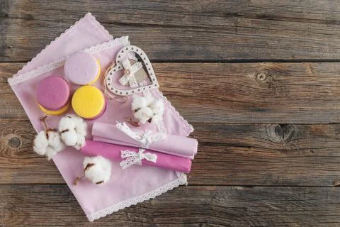Romantic Table Setting with Macaroon on Valentine's Day Stock-Fotos