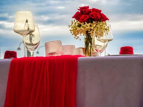 Romantic Table Setting on Phu Quoc Beach at Sunset, Vietnam Foto stock