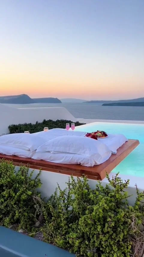 Romantic terrace with pool bed and food in Santorini at sunset. Vídeos de archivo 335079586