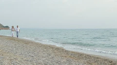 Romantic Walk On The Beach Vídeos de archivo 22283359