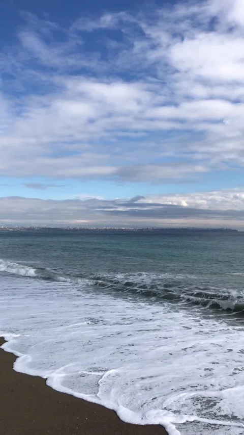 Romantic waves, cloudy sky. Video stock 196703601