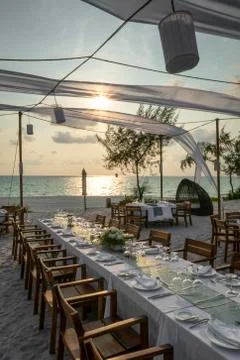 Romantic wedding table design at sunset outside on asian beach Foto stock
