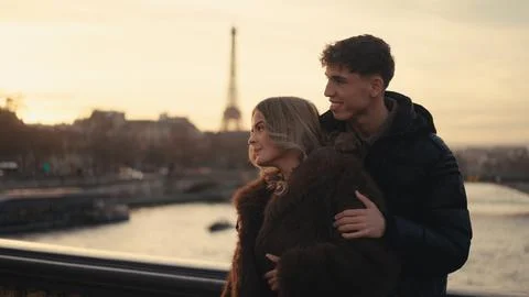 Romantic Young Couple Embracing With Eiffel Tower View In Paris France At S.. Fotos Stock