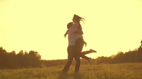 Romantic young couple, sunset Vidéo 39059210